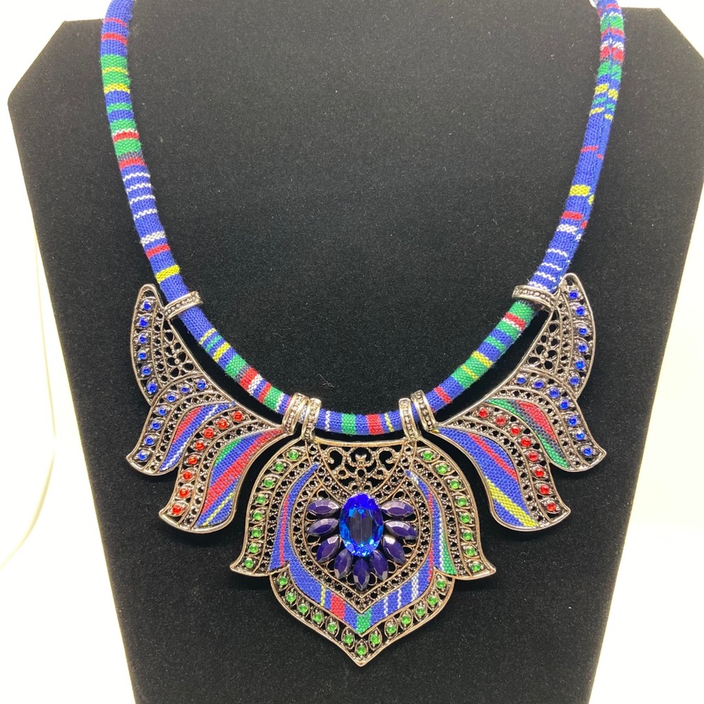 Multi color statement necklace - Picture 2 of 9